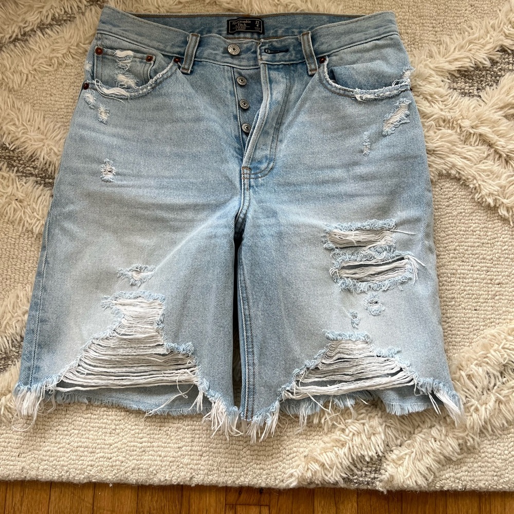 A&F Hi rise Bermuda short. Size 27/4. - Picture 2 of 4